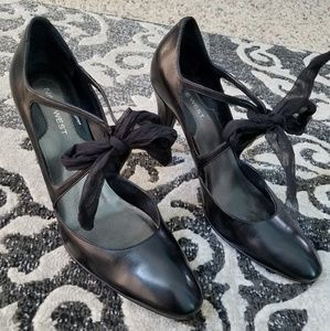 Like New Nine West black versatile heels. Size 8.5